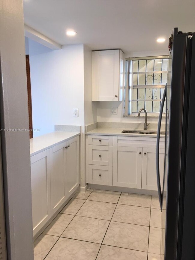 Building Photo - 8897 Fontainebleau Blvd
