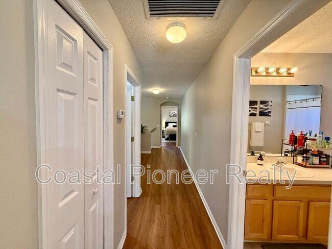 Building Photo - 11113 Avery Oaks Dr