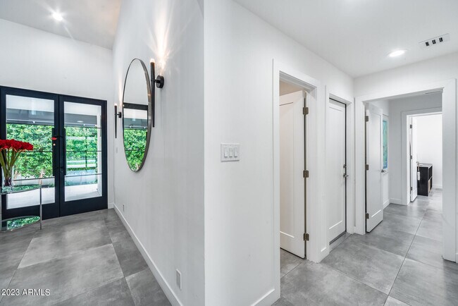 Building Photo - 8618 N Timberlane Dr