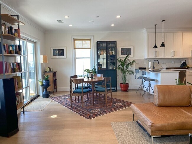 Building Photo - 163 Leyden St