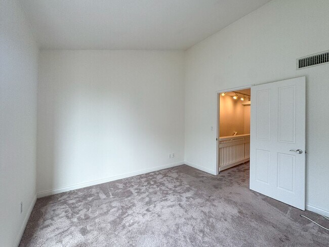 Building Photo - 880 Hilldale Ave