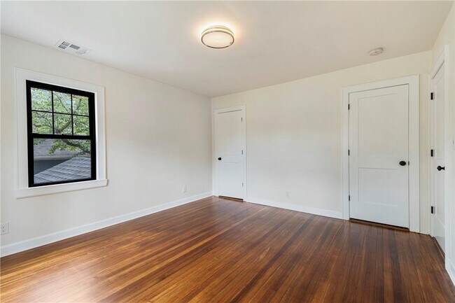 Building Photo - 727 Pelhamdale Ave