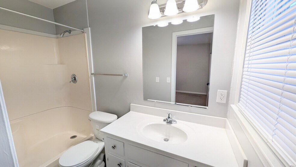 Master Bath - 904 Clearwater Dr