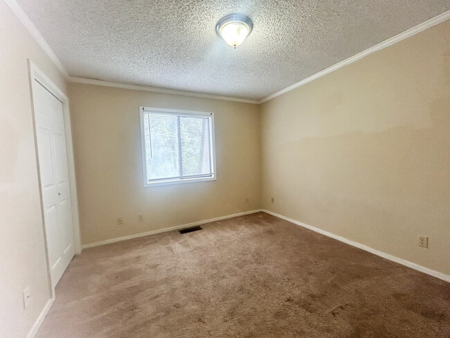 Building Photo - 16 Canterbury Ct