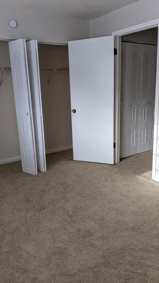 Building Photo - Linton Oaks townhouse - Completely Remodeled