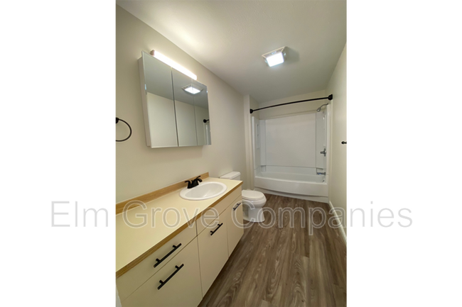 Building Photo - 7 Darby Field Common