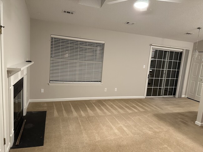 Building Photo - 220 Lantana Ln