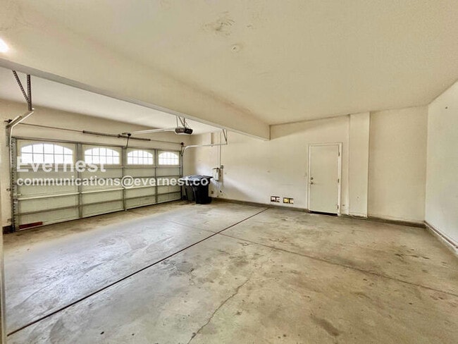 Building Photo - 5 Bed/3.5 Bath Home with Garage / Vouchers Accepted / Available Now!