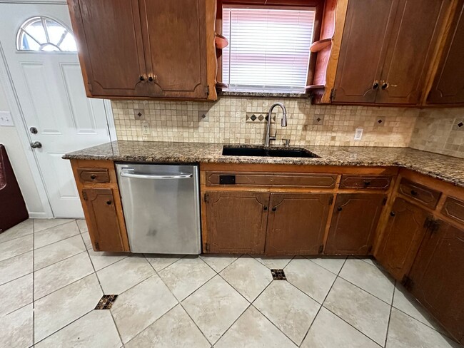 Building Photo - 3 Bed 2.5 bath house in OKC