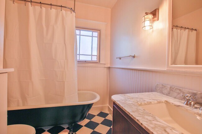 Building Photo - Gorgeous Vintage Home in Downtown Langley with Detached Guest Apartment!! Pet Friendly Too!