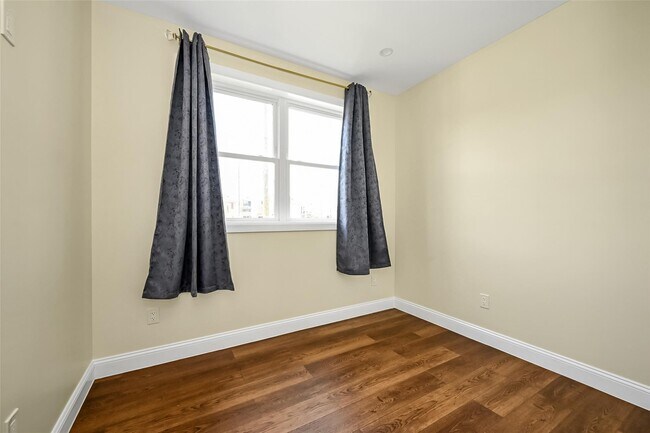 Building Photo - 14949 Hawtree St