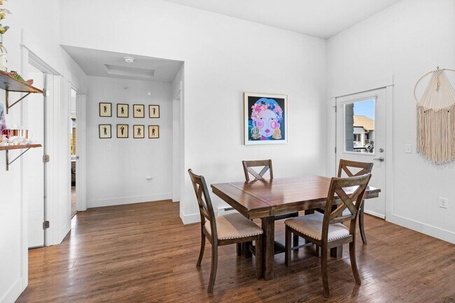 Building Photo - Summit Units: 2 Bedrooms 2 Bathrooms