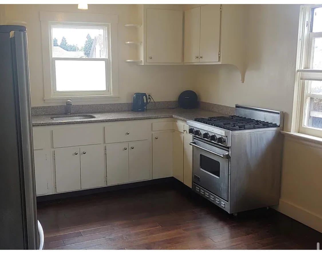 Stove - 5530 Beaudry St