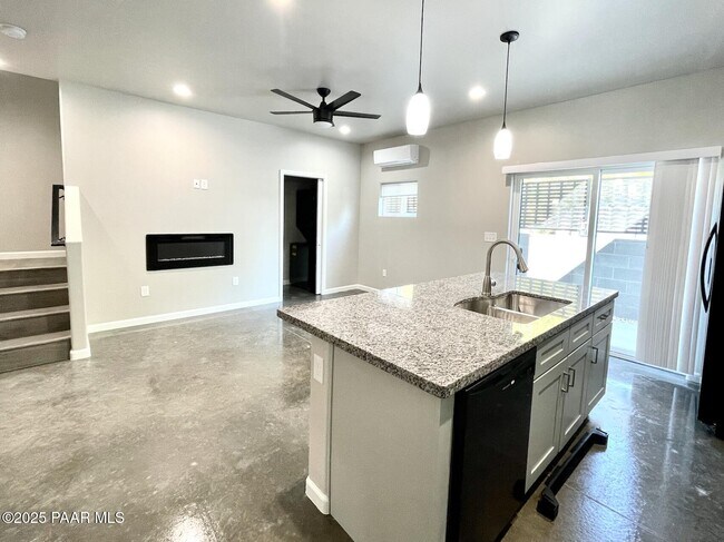 Building Photo - 720 N Walnut St