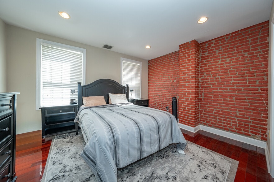 Building Photo - 2747 Harper St