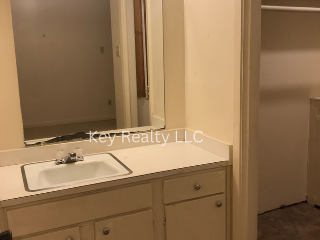 Building Photo - 913 - B College Drive - Pineville MOVE IN ...