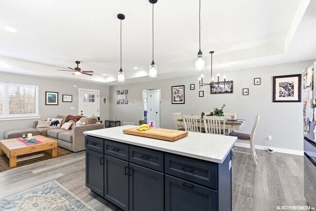 Building Photo - Aurora Heights Ranch