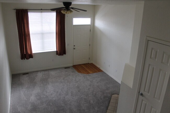 Building Photo - Beautiful 3 BR/3 1/2 BA Townhouse in Stonegate!!