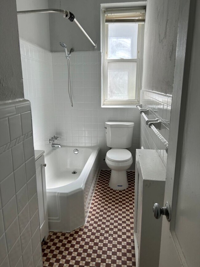 Building Photo - 1 Bedroom, 1 Bathroom Apartment--Ready for...