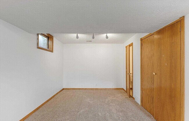Building Photo - Cozy elegance meets modern convenience in ...
