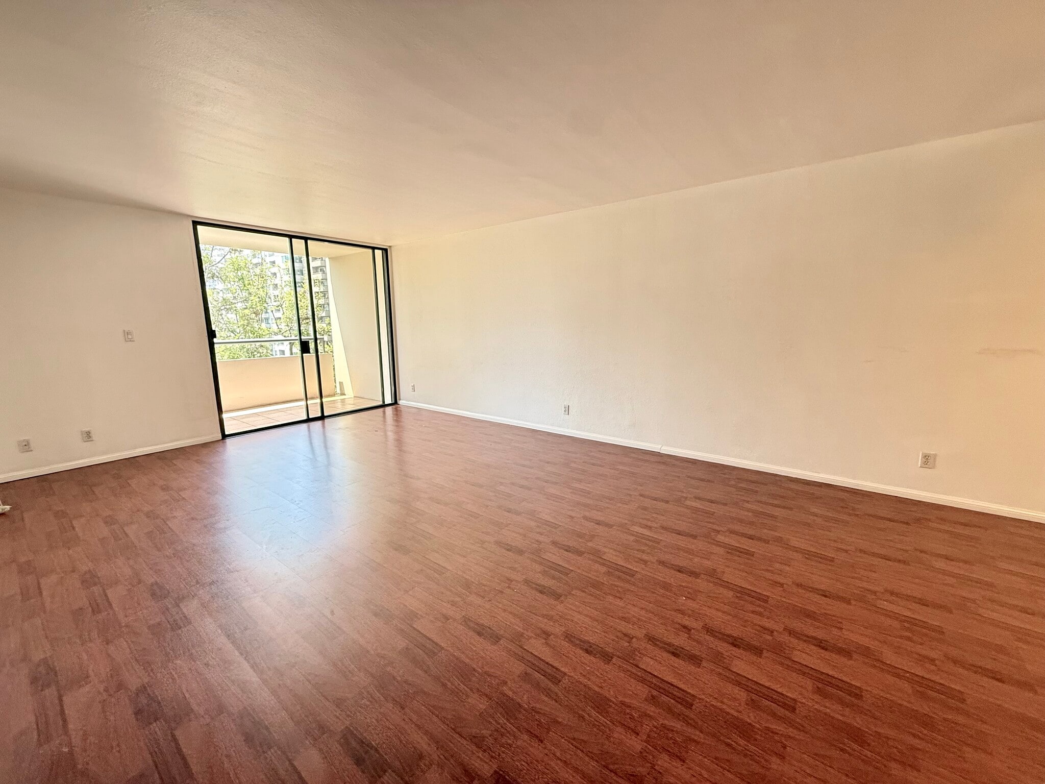 Living room - 600 W 9th St