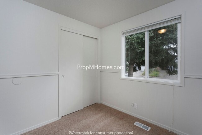 Building Photo - Quaint Ranch Style Home with Fenced Yard!