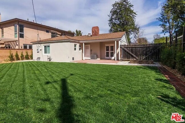 Building Photo - 539 S Parish Pl