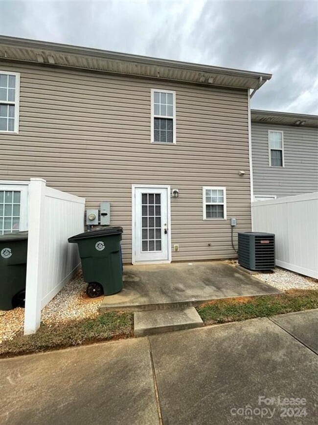 Building Photo - Spacious 2BR 2BA Townhome In Prime Location!