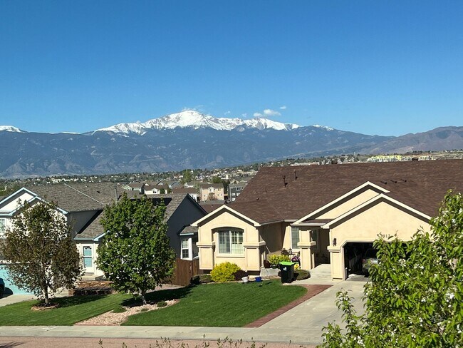 Building Photo - 4 Bedroom Home close to Peterson SFB