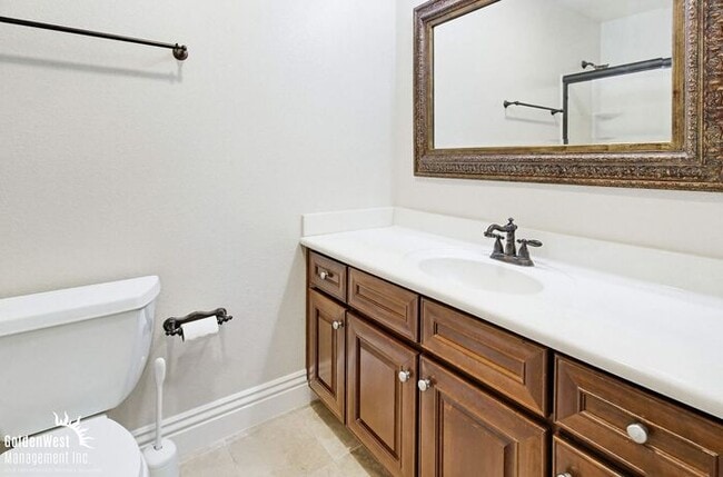 Building Photo - Cozy 1Bdm 1Ba Top-Floor Condo with Community Pool in La Jolla!