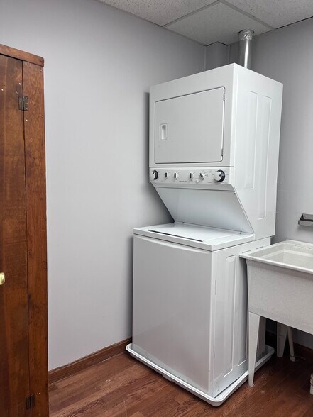 Full-Size Washer/Dryer in a Laundry Room - 409 S Spring St