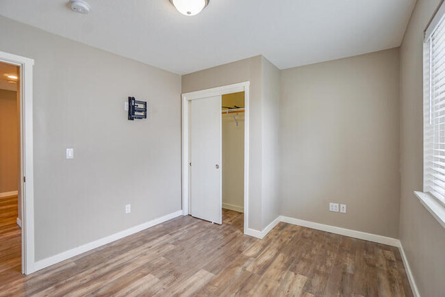 Building Photo - NEWER FOUR BEDROOM NEAR HAZEL DELL