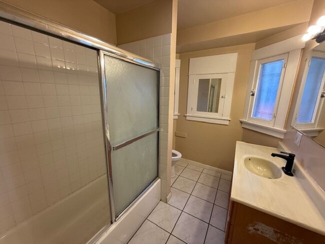 Building Photo - 3 bedroom 2 bath house in Long Beach