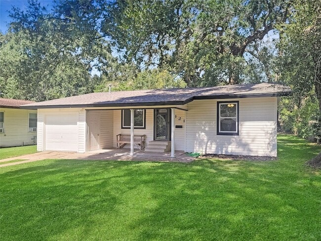 Building Photo - 121 Wisteria St