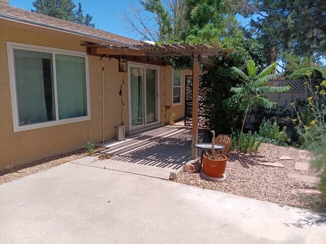 Building Photo - 3 Bedroom, 2 Bathroom Home! Schedule a Showing!