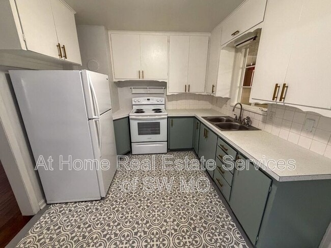 Building Photo - 648 S Fairway Ave