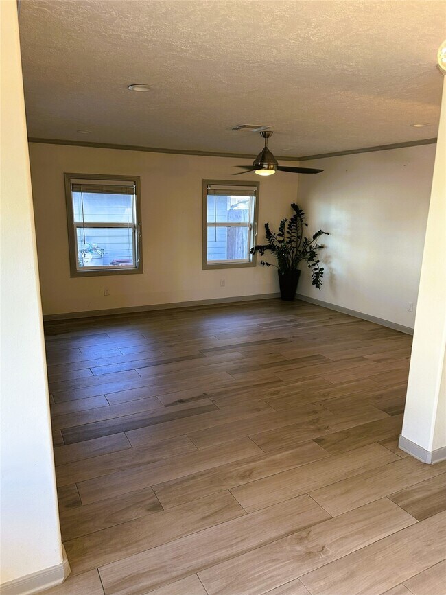 Building Photo - 5111 Maple St