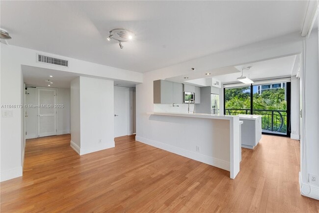 Building Photo - 2843 S Bayshore Dr