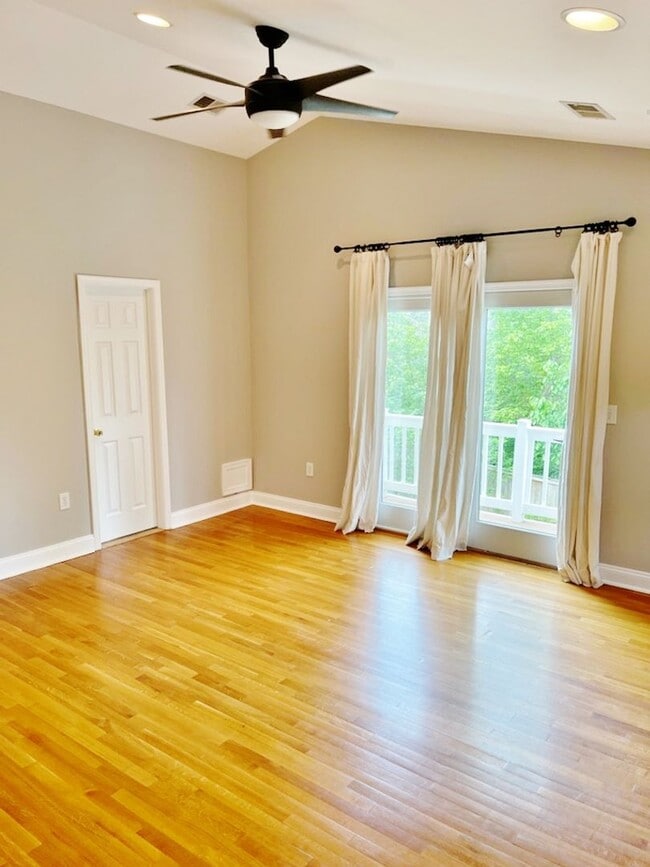 Building Photo - Beautifully updated single family home in ...