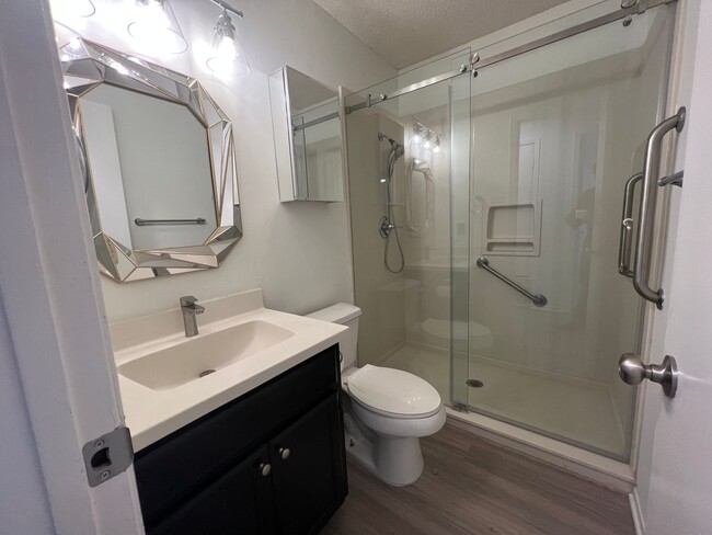 Building Photo - Single Family Home *LEASING SPECIAL AVAILA...