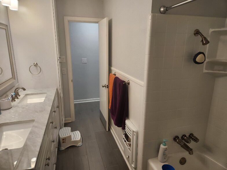 Building Photo - 1529 E Don St