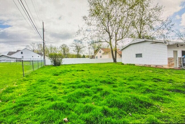 Building Photo - 4332 Wyandotte Dr
