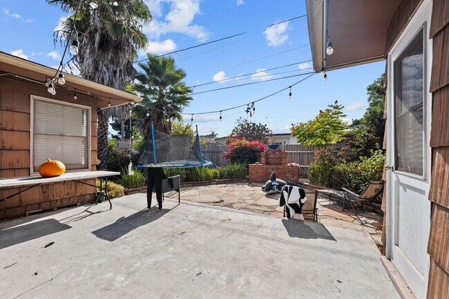 Building Photo - No back house!