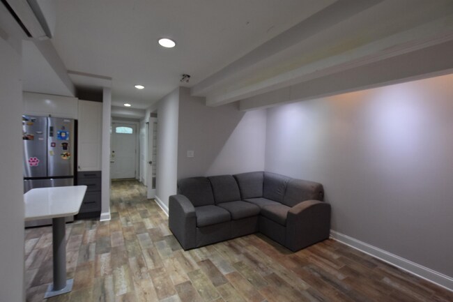 Building Photo - Charming 2BR/1BA Ground Level Condo in Tak...