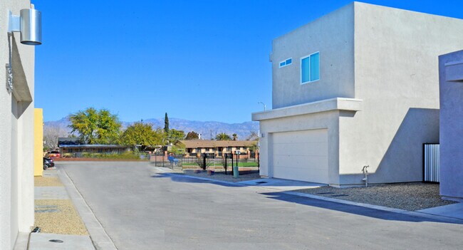 Building Photo - Modern Luxury in Central Tucson!