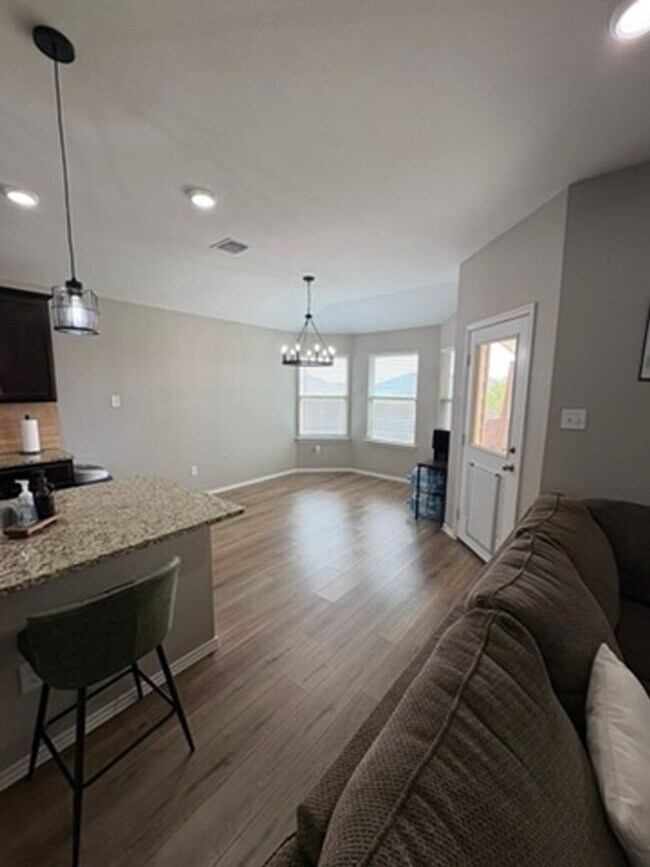 Building Photo - 3 bedroom 2 bath open concept