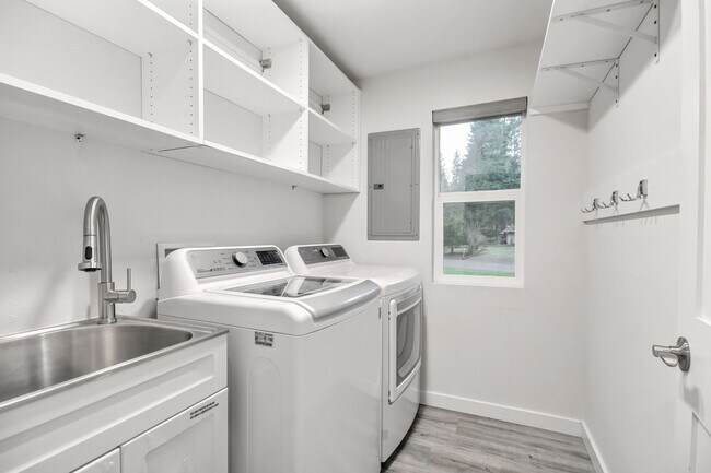 Building Photo - Beautifully renovated Home Briarwood!