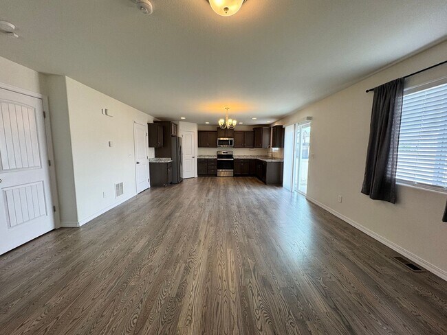 Building Photo - Like new 3 bedroom w/ basement in Enclaves...