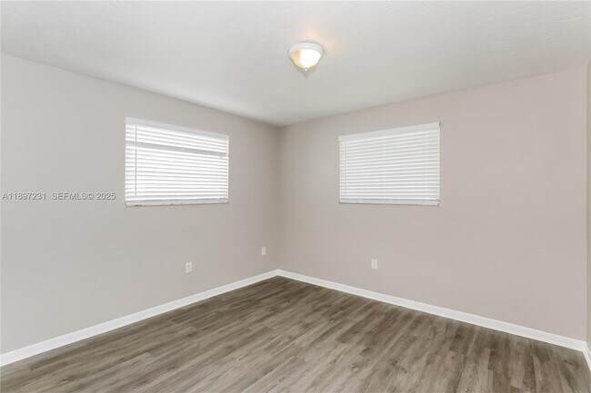 Building Photo - 381 NE 164th St