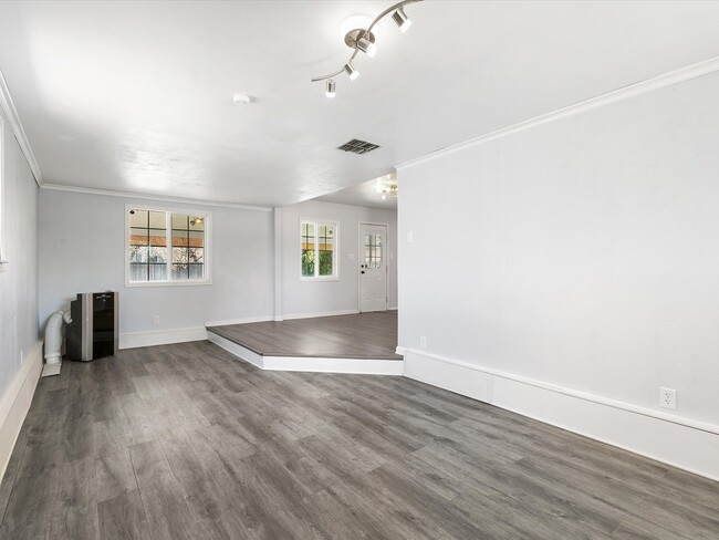Building Photo - 1708 Probasco Way